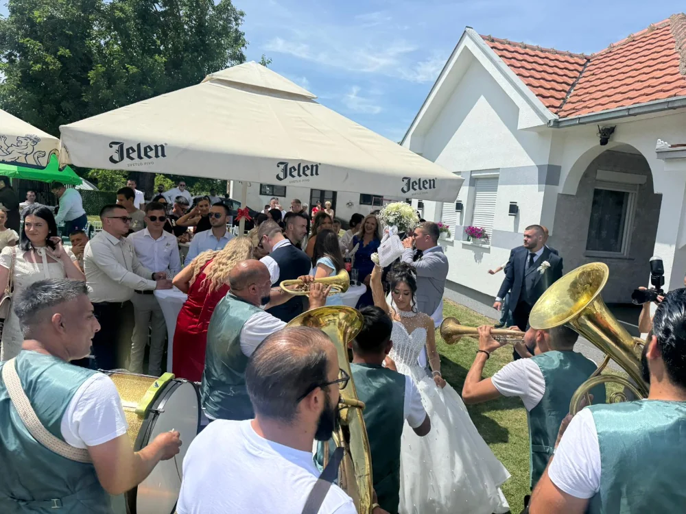Svečani ulazak mladenaca