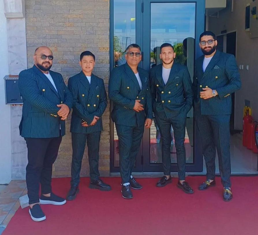 Trubači ispred ulaza u zgradu
