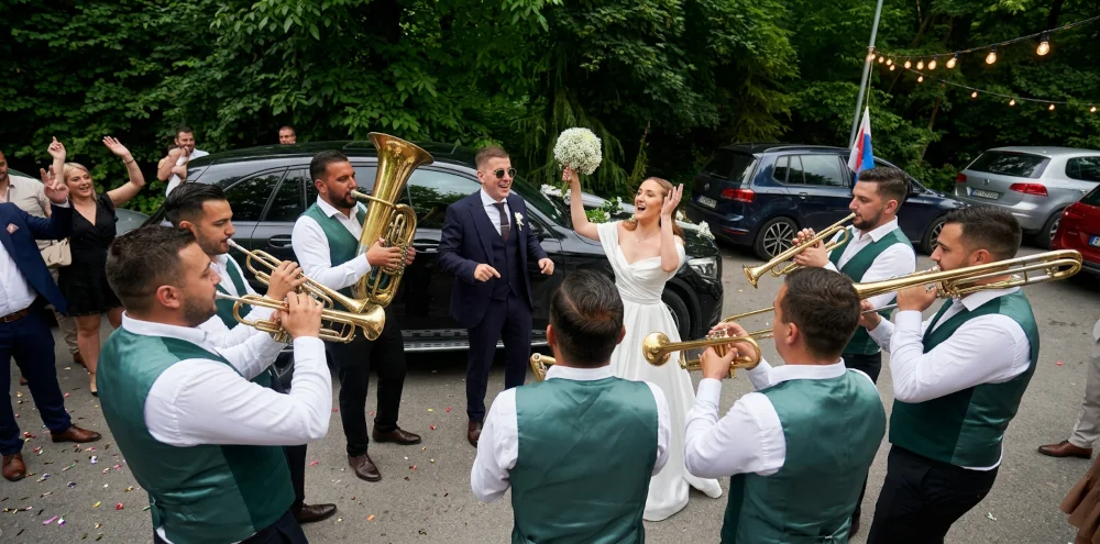 Trubači oko mlade i mladoženja